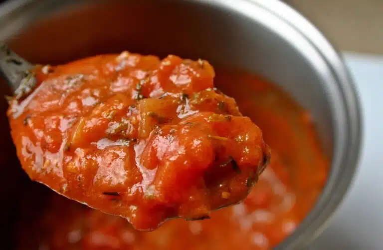 A bowl of pasta with marinara sauce next to a bowl of spaghetti in spaghetti sauce, highlighting the differences between the two sauces.